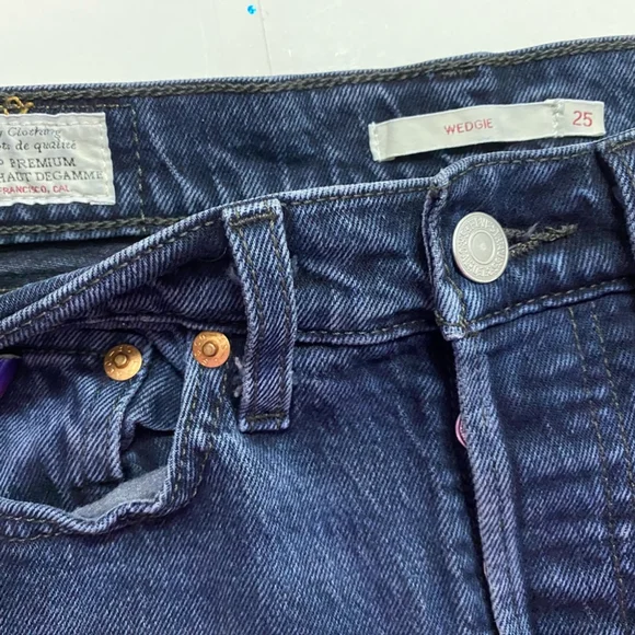 Levi’s Premium - Wedgie Icon Fit Jeans - Picture 7 of 14